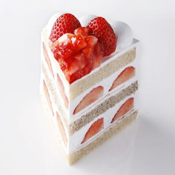 18年進化し続ける「究極のショートケーキ」が2023年もやってきた！ホテルニューオータニの『新エクストラスーパーあまおうショートケーキ』徹底解剖♡