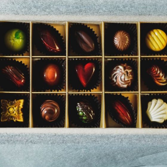 青森・弘前『浪漫須貯古齢糖（ロマンスチョコレート）』須藤シェフが解く、香りとペアリングの関係性。香りを閉じ込めたボンボンショコラの魔法とは