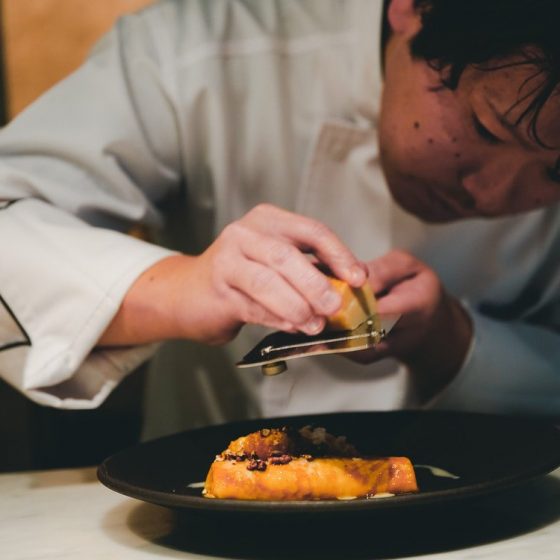 「As」（恵比寿）人気店出身・青木繁シェフの現在地。パティシエ同士の絆と縁が結んだ独立ストーリー。「金曜日、秘密のデザート」vol.16