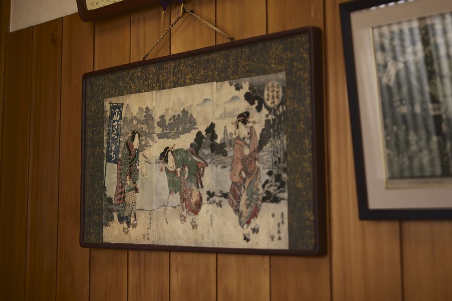“桜もち”って東京発祥だったんだ！隅田川のほとりで「長命寺桜もち 山本や」が作り続ける300年の味とその歴史.
あの著名人も愛食。江戸時代の詩人・浮世絵にも描かれた“桜もち”の人気ぶり