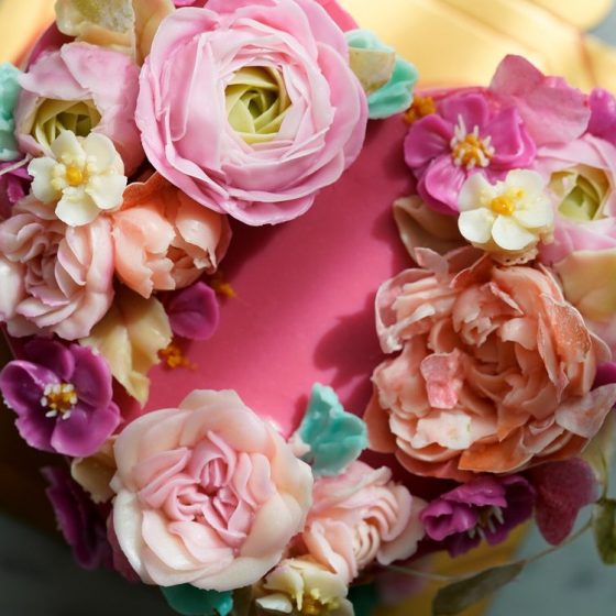 まるで本物！？超リアルな、食べられるお花のケーキ。フラワーケーキデザイナー＆講師・義山友紀さんに聞く、『フラワーケーキ』の世界