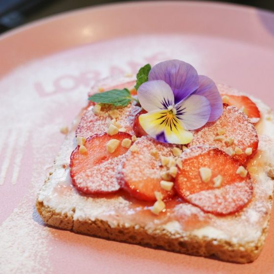 原宿「ローランズ」の華やかお花スイーツ「オープンサンド」と「スムージー」。お花屋さんの優しい魔法にかけられて。