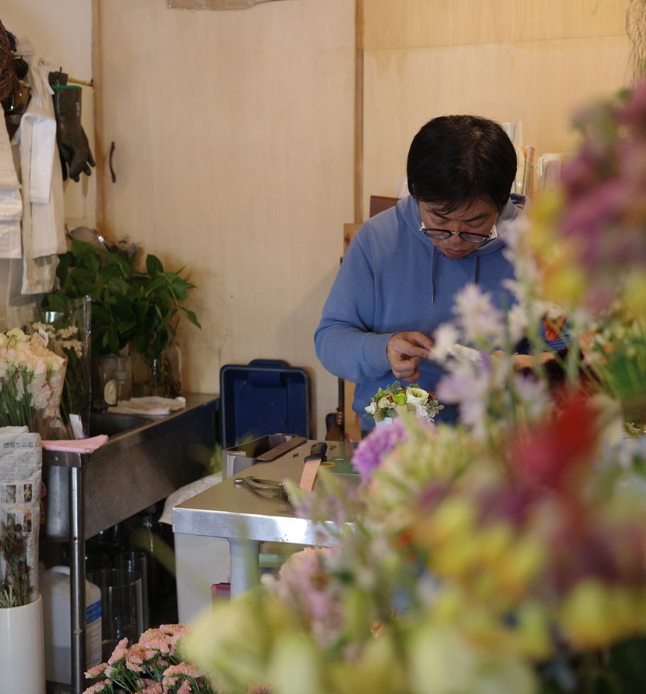 花屋とカフェ、別々だけど店名は同じ。江古田の癒し空間『ネコカヴリーノ』を取材、生命感あふれる花屋『ネコカヴリーノ』。選べる草花は30種類以上