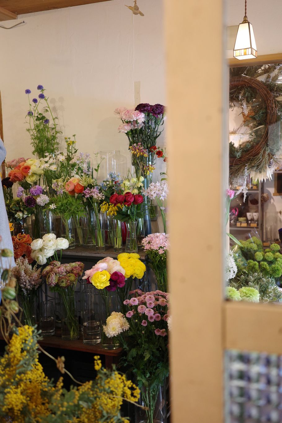 花屋とカフェ、別々だけど店名は同じ。江古田の癒し空間『ネコカヴリーノ』を取材、生命感あふれる花屋『ネコカヴリーノ』。選べる草花は30種類以上