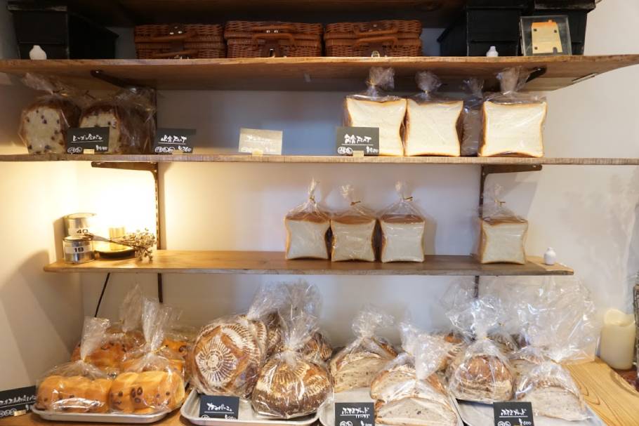 オープンしたばかりの新店舗“手作りパン”とビストロ「高円寺FLAT」