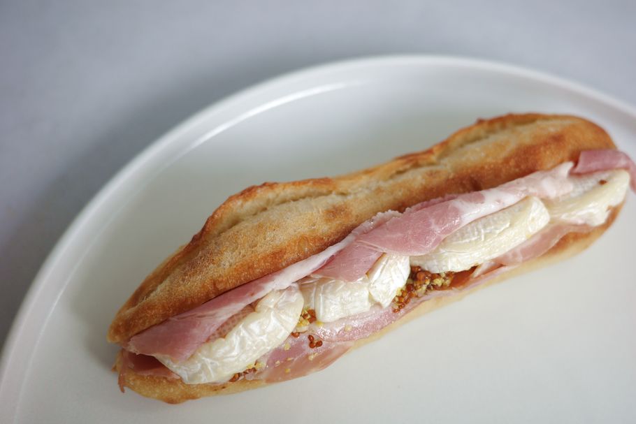 日比谷公園・代々木公園でピクニック！フランスの人気パン屋が作る一流チーズを使ったパンたち。【5月21日まで】