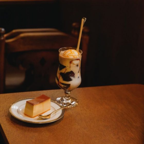 レトロと新しさが同居する渋谷の喫茶店「喫茶サテラ」。この夏を楽しみたい定番のかためプリンとコーヒーゼリーフロート