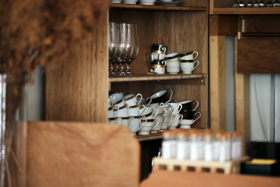 珈琲の香りと、こだわりの器や家具に囲まれて。蔵前の大人な喫茶店「喫茶半月」
