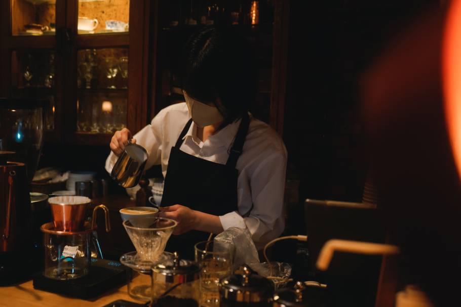 レトロと新しさが同居する渋谷の喫茶店「喫茶サテラ」。この夏を楽しみたい定番のかためプリンとコーヒーゼリーフロート
