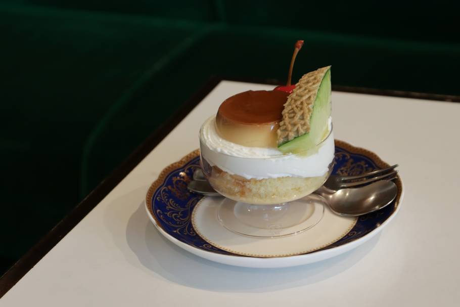 いまでは珍しい「欧風菓子 白鳥」（東京・中板橋）のスワンシュークリーム。時代を超えて愛される味