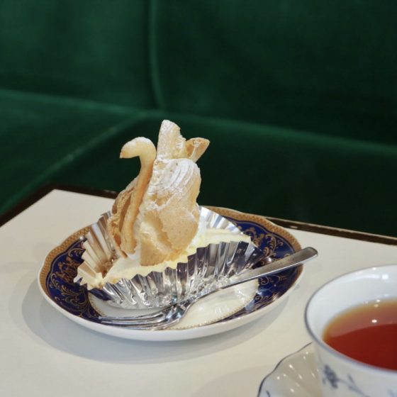 いまでは珍しい「欧風菓子 白鳥」（東京・中板橋）のスワンシュークリーム。時代を超えて愛される味