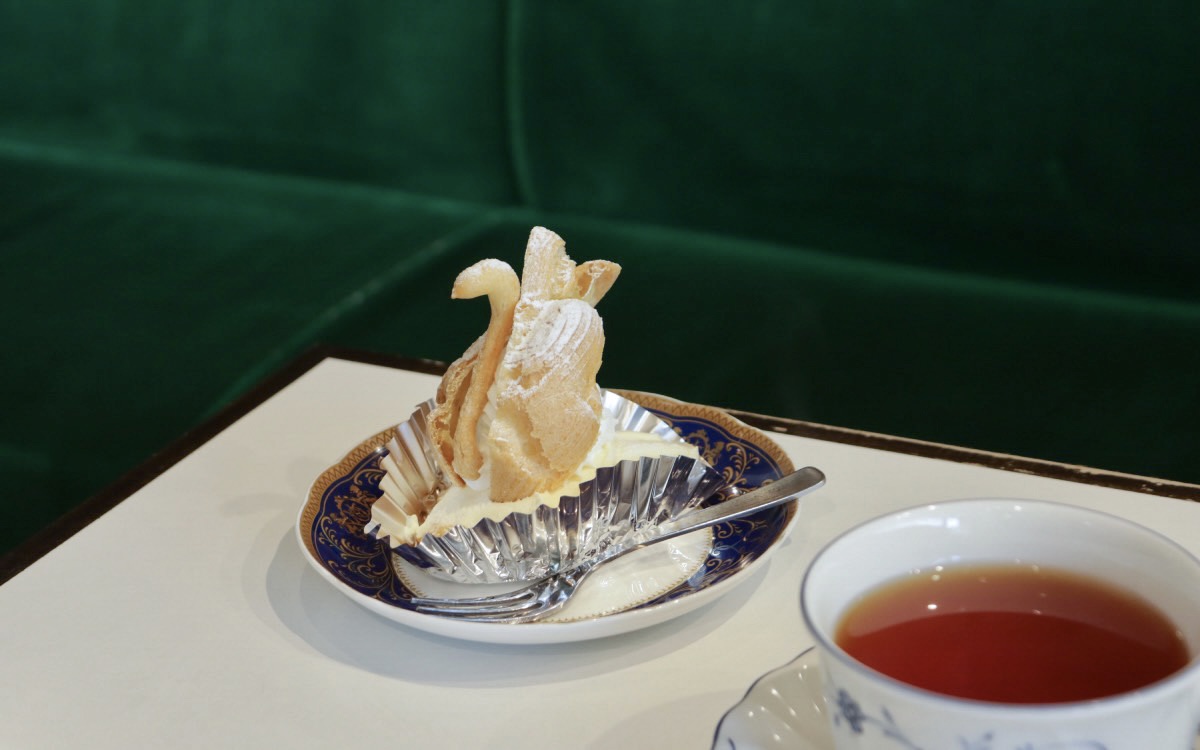 いまでは珍しい「欧風菓子 白鳥」（東京・中板橋）のスワンシュークリーム。時代を超えて愛される味
