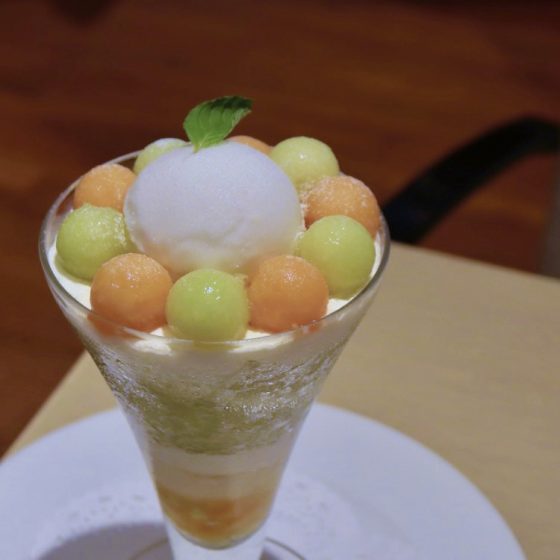 東京・銀座で愛される味。暑い夏に食べたい「和光アネックス ティーサロン」のひんやりメロンパフェ