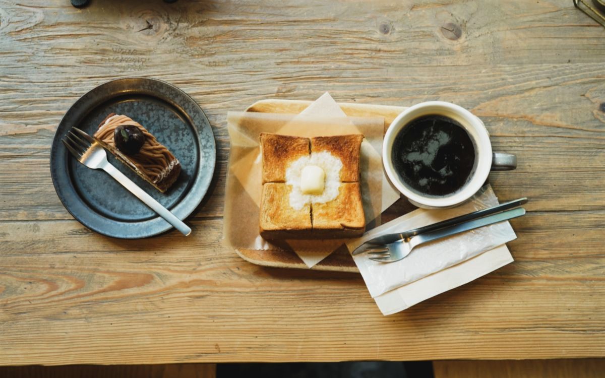 「DIXANS 水道橋」連日人気、黒糖のトーストにじゅわっとバターを染み込ませて♡　最高のケーキとコーヒーと共に