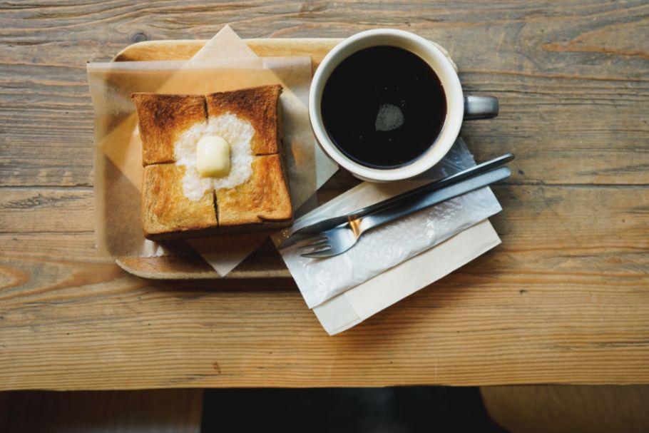「DIXANS 水道橋」連日人気、黒糖のトーストにじゅわっとバターを染み込ませて♡　最高のケーキとコーヒーと共に