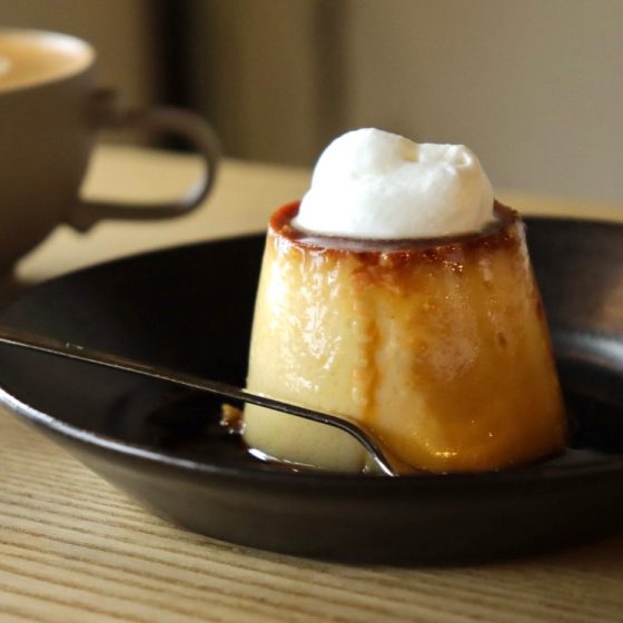 何度も訪れたい、これぞ隠れ家カフェ。コインランドリーの中にある「オトナリ珈琲」（神保町）の絶品プリン