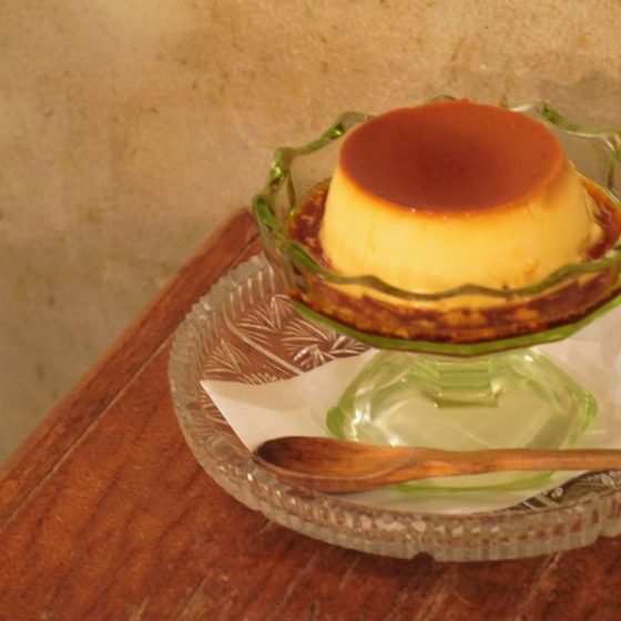 高円寺の人気喫茶『七つ森』で、ザ・レトロなプリンと身体に優しいカレーを味わう