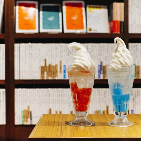 「神保町ブックセンター」岩波文庫の世界に浸る、本喫茶。「文庫ソーダ」と「プリンアラモード」で、とっておきの読書時間を