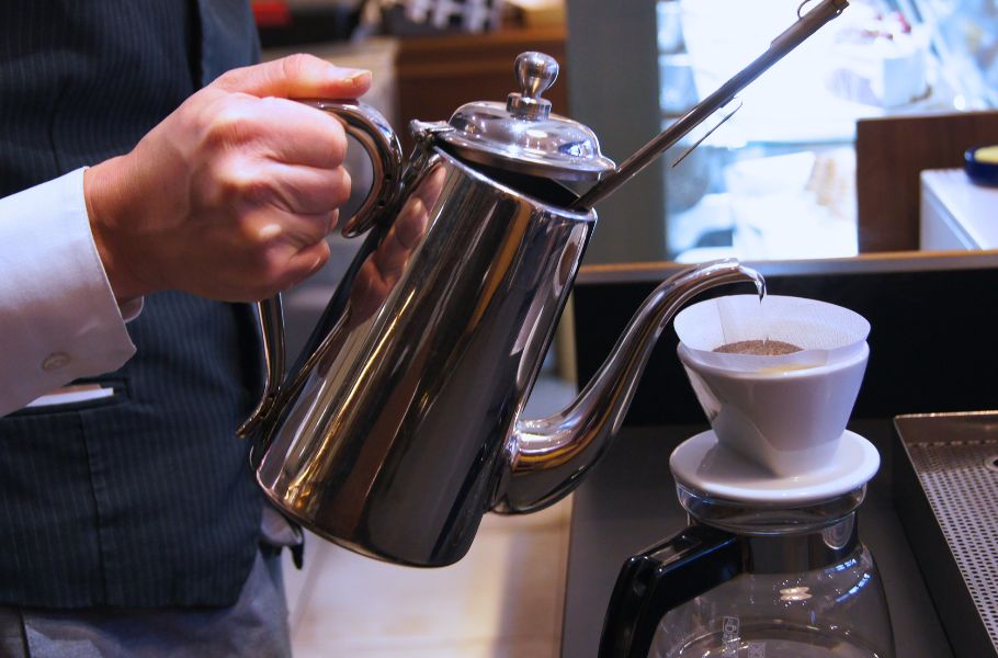 コーヒーとドイツ菓子の”美味しい”を職人の手仕事で守り続ける店「バーンホーフ」（大阪・福島区）