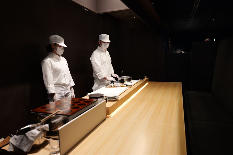 【銀座店リニューアル】「TORAYA GINZA」職人が目の前で和菓子を作ってくれるカウンターが贅沢。「ウフ。」記者がいち早く体験してきた!