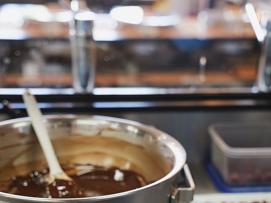 ママ、障がい者、LGBTいろんな人が働く「久遠チョコレート」でスイーツとスタッフの魅力に迫る。食べる人も作る人も幸せになる、こだわり素材のお菓子とは? 