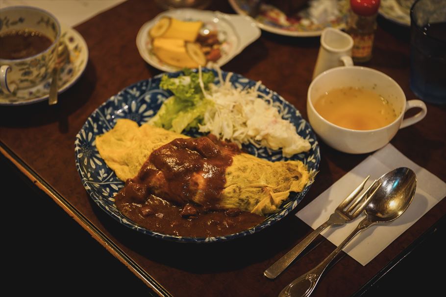 看板猫に会いに若者が殺到する「カフェアルル」(新宿)。幻想的な老舗喫茶の「今」とは？
