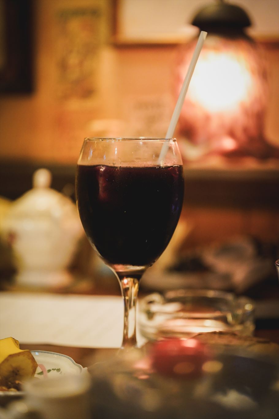 看板猫に会いに若者が殺到する「カフェアルル」(新宿)。幻想的な老舗喫茶の「今」とは？