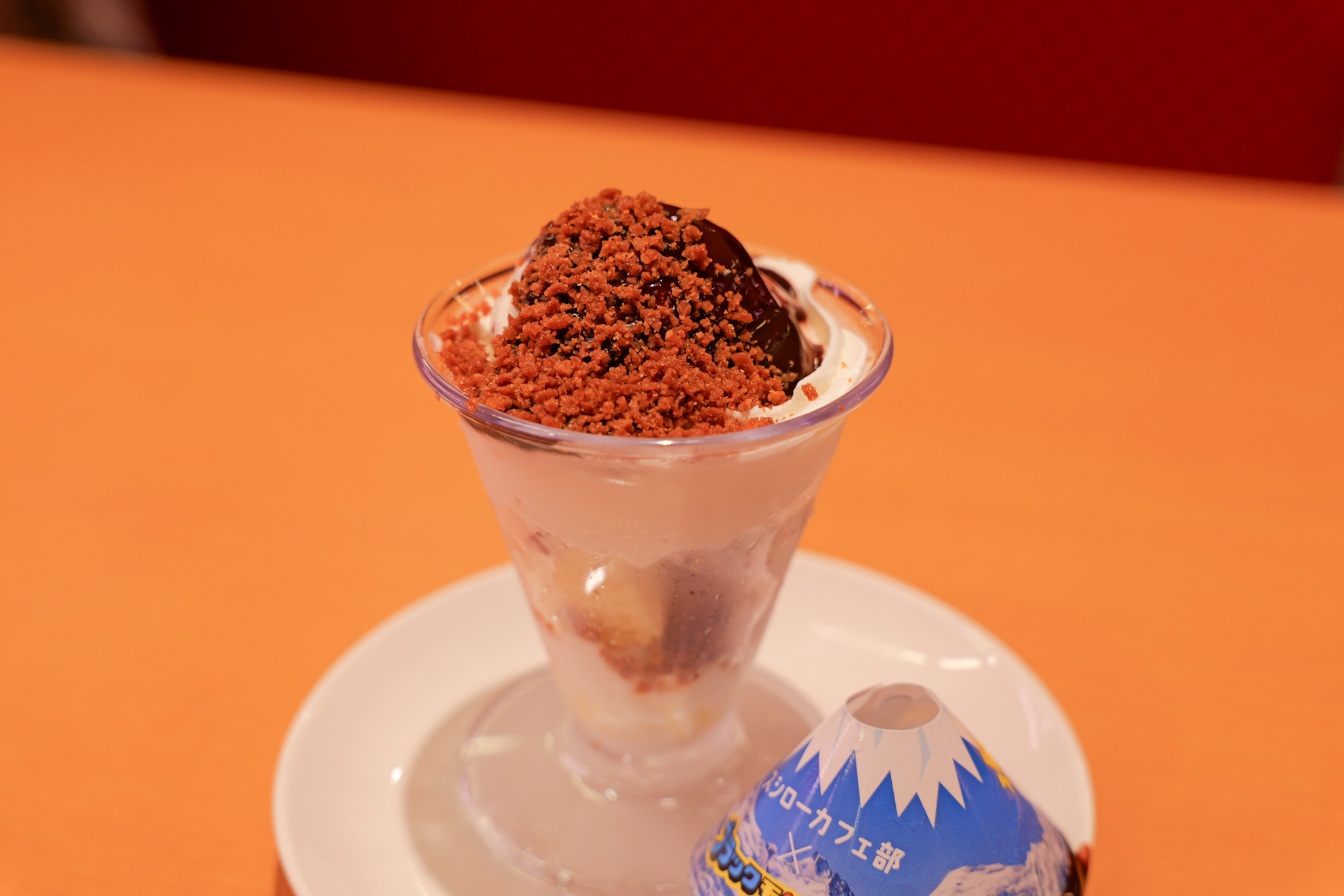 売上100億超の“スシロー“スイーツがパワーアップ! カフェ部新作「ブラックモンブランパフェ」で山開きを初体験 
