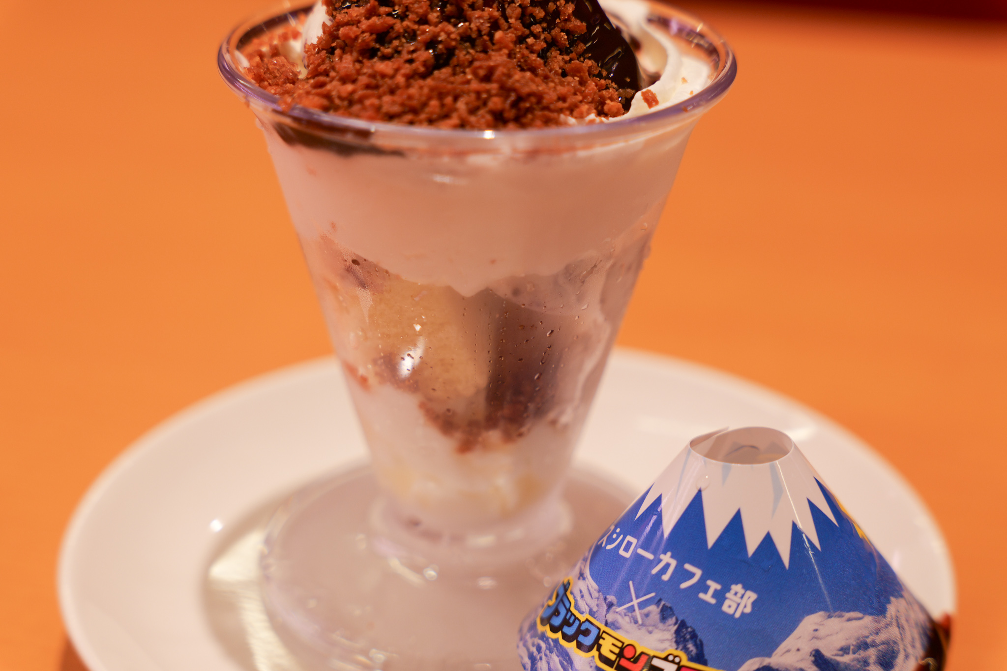 売上100億超の“スシロー“スイーツがパワーアップ! カフェ部新作「ブラックモンブランパフェ」で山開きを初体験 