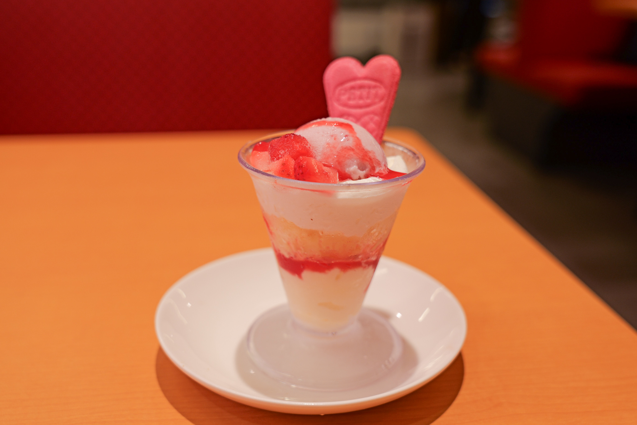 売上100億超の“スシロー“スイーツがパワーアップ! カフェ部新作「ブラックモンブランパフェ」で山開きを初体験 