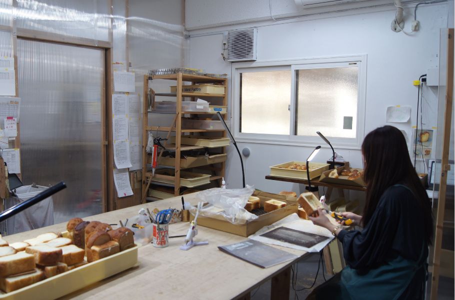なんと本物のパンがライトに！日常に焼きたての温かさを灯す「パンプシェード®️」アーティストのパン愛とは？