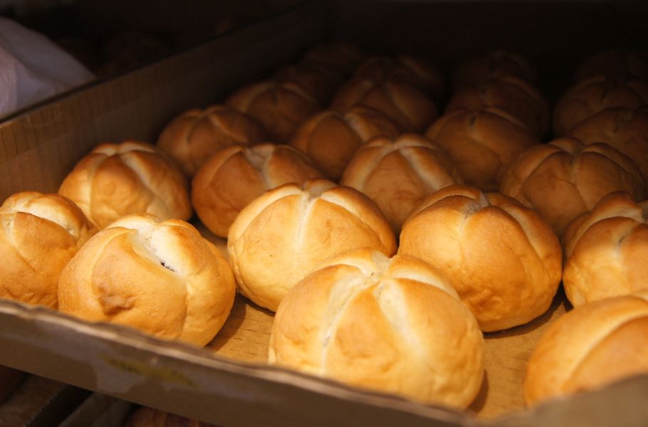 なんと本物のパンがライトに！日常に焼きたての温かさを灯す「パンプシェード®️」アーティストのパン愛とは？
