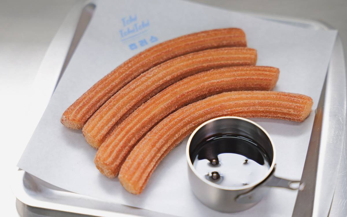 行列の絶えない生チュロス店！「111 CHURROS」(新大久保)で店主に聞いた“生”が美味しい理由とは？
