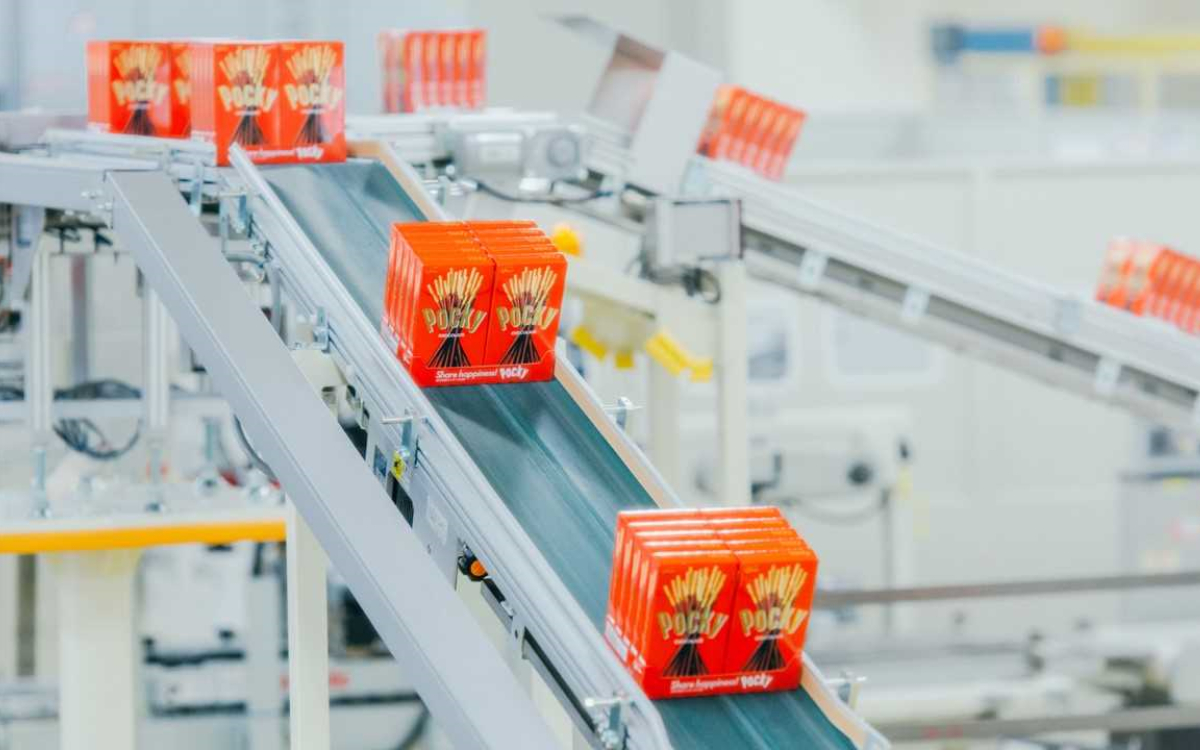 ポッキー・プリッツの製造工程を間近で見れる！「グリコピア・イースト(埼玉)」で自分だけのポッキー作りも!?【親子で楽しむ工場見学ツアー】
