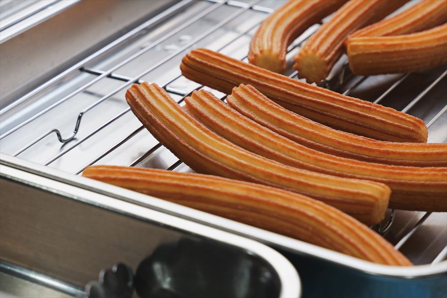 行列の絶えない生チュロス店「111 CHURROS(新大久保)」。韓国人の店主に聞いた“生”が美味しい理由とは？