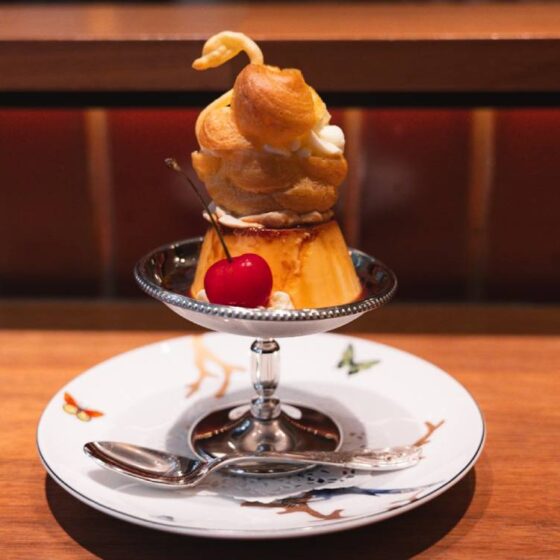 華やかな食器で楽しむ『白鳥の湖プリン』にほれぼれ。「nanashian(ナナシアン)」(恵比寿)で楽しむ“喫茶だからできる体験”とは？