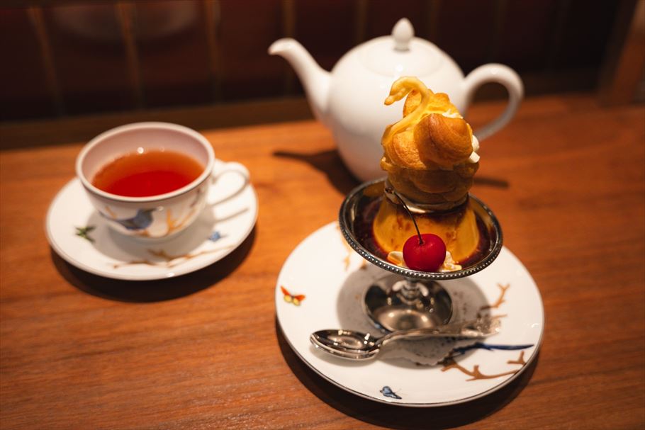 華やかな食器で楽しむ『白鳥の湖プリン』にほれぼれ。「nanashian(ナナシアン)」(恵比寿)で楽しむ“喫茶だからできる体験”とは？