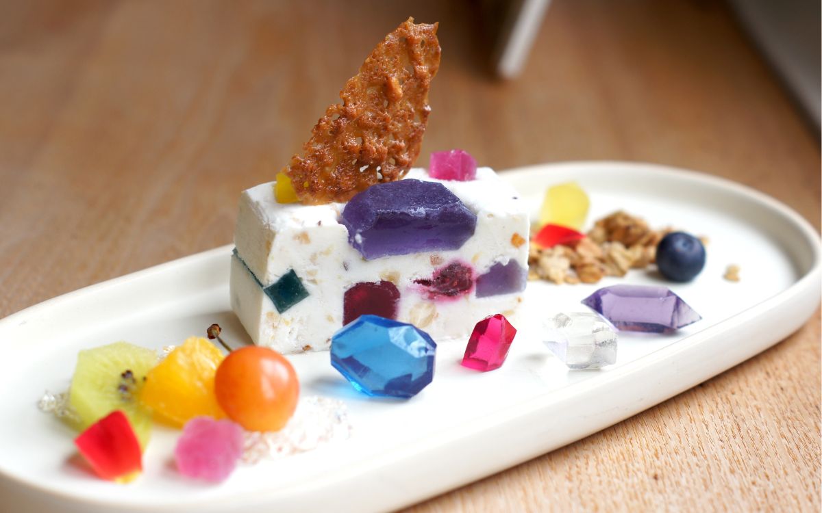 まるで宝石箱みたいなカフェ！キラキラ輝く”鉱物”のような琥珀糖が可愛い「ハラペコラボ」（大阪・北堀江）