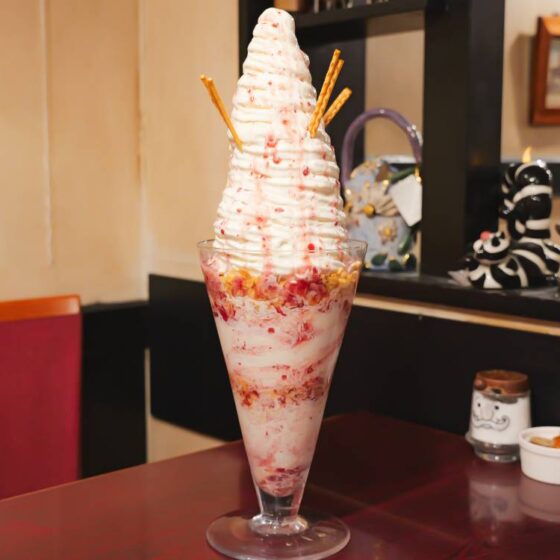 高さ60cmの巨大パフェ！「王様とストロベリー」（武蔵小山）の、人気メニューが生まれた理由と魅力に迫る