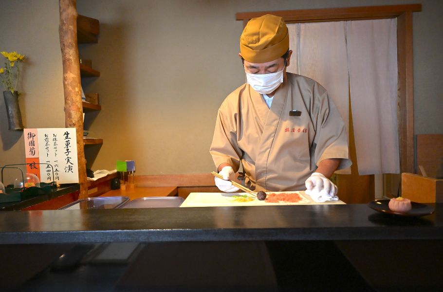 享和3年創業の老舗「鶴屋吉信」の職人技が見られる贅沢カウンター「菓遊茶屋」（京都・今出川）で和菓子の魅力を知ろう