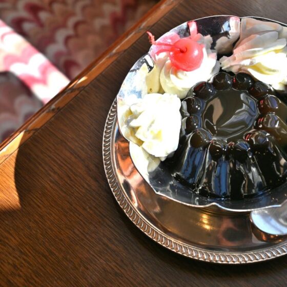 神戸の歴史を眺めて77年の「にしむら珈琲店」（兵庫・三ノ宮）で味わう絶品ケーキと伝統の珈琲