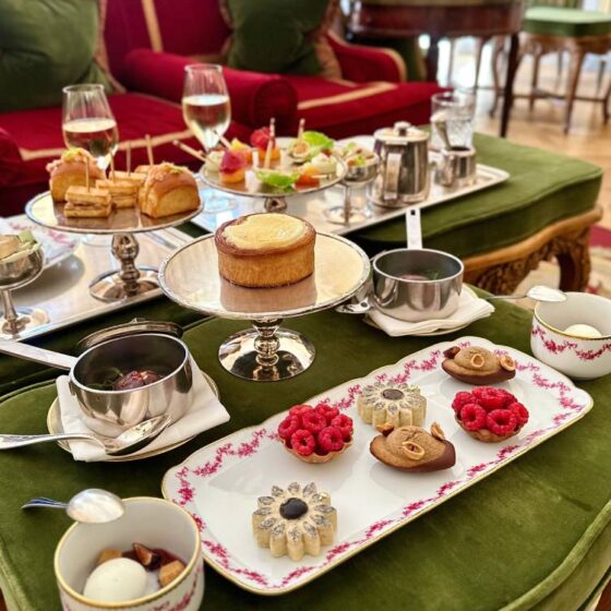 パリの5つ星ホテルやヴェルサイユ宮殿で楽しむ本場のアフタヌーンティーとは？【現地レポート】