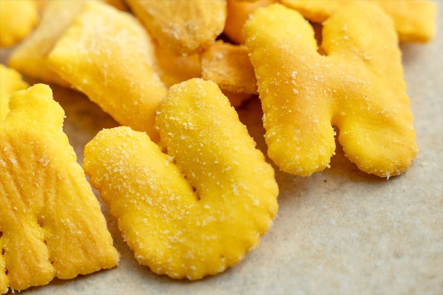 無印良品の「ノンフライ　とうもろこしのスナック」の中の1個