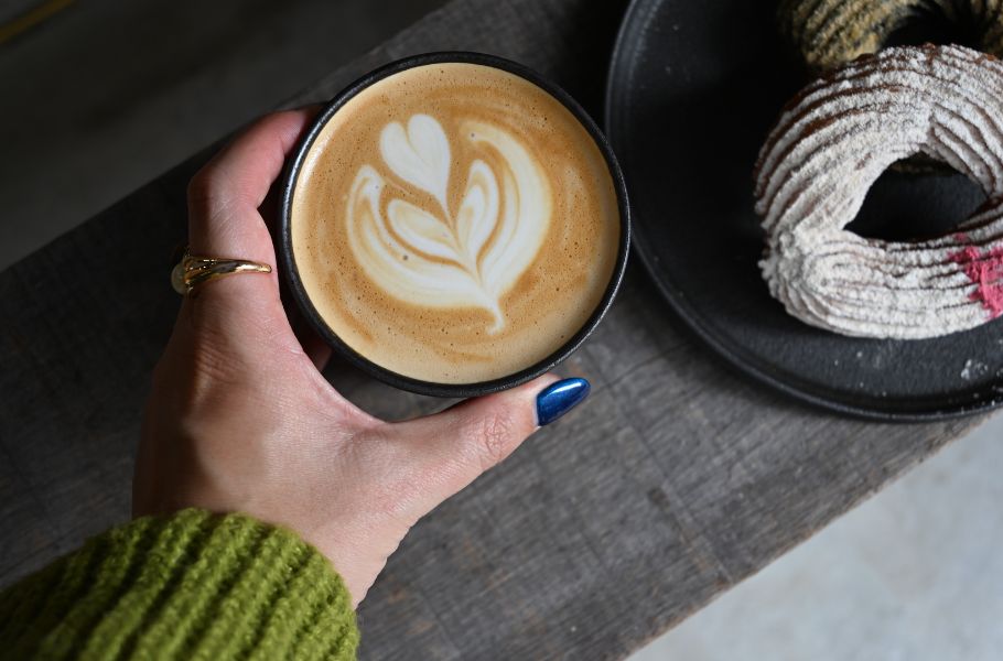 「農業はかっこいい」を伝えたい━ブドウ農家が京都で挑戦！話題のNEWカフェ「Sticks Coffee」（烏丸御池）で可愛いドーナツ型チュロスが登場