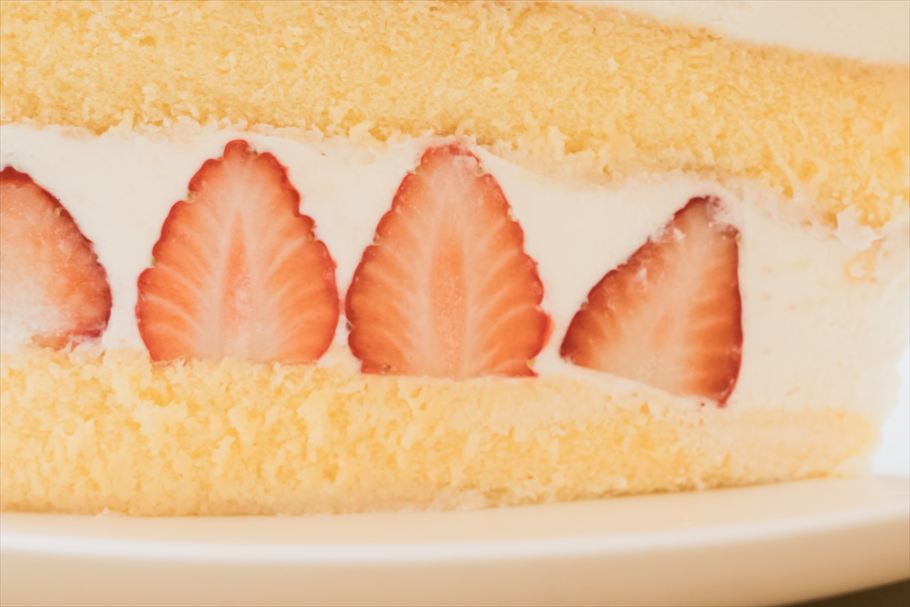 東京エディション銀座の「ストロベリーショートケーキ」の断面