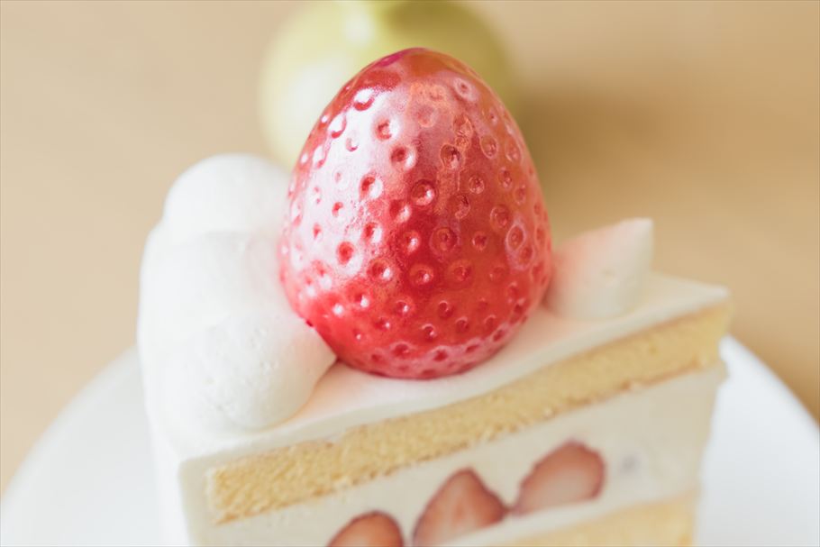 東京エディション銀座の「ストロベリーショートケーキ」の上の飴細工