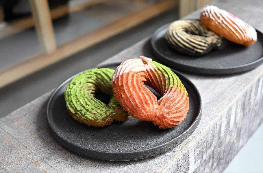 「農業はかっこいい」を伝えたい━ブドウ農家が京都で挑戦！話題のNEWカフェ「Sticks Coffee」（烏丸御池）で可愛いドーナツ型チュロスが登場