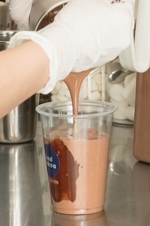 チョコレートドリンクを作っている様子