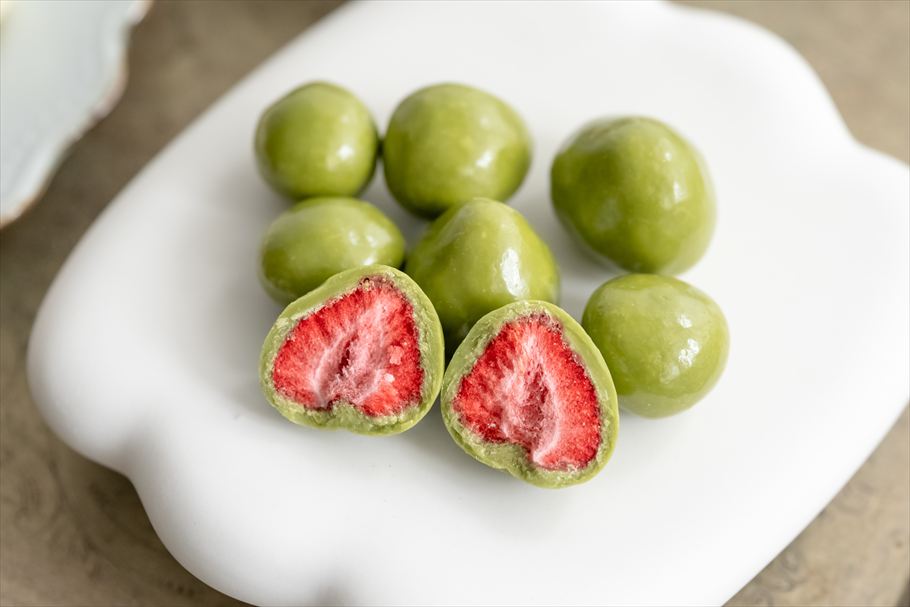 無印良品の「不揃い　宇治抹茶チョコがけいちご」