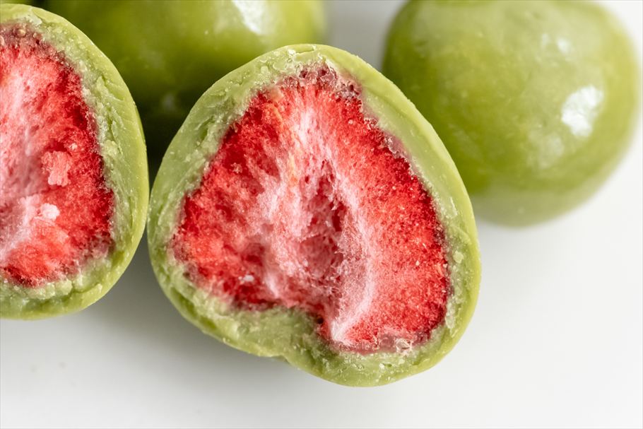 「不揃い　宇治抹茶チョコがけいちご」の断面